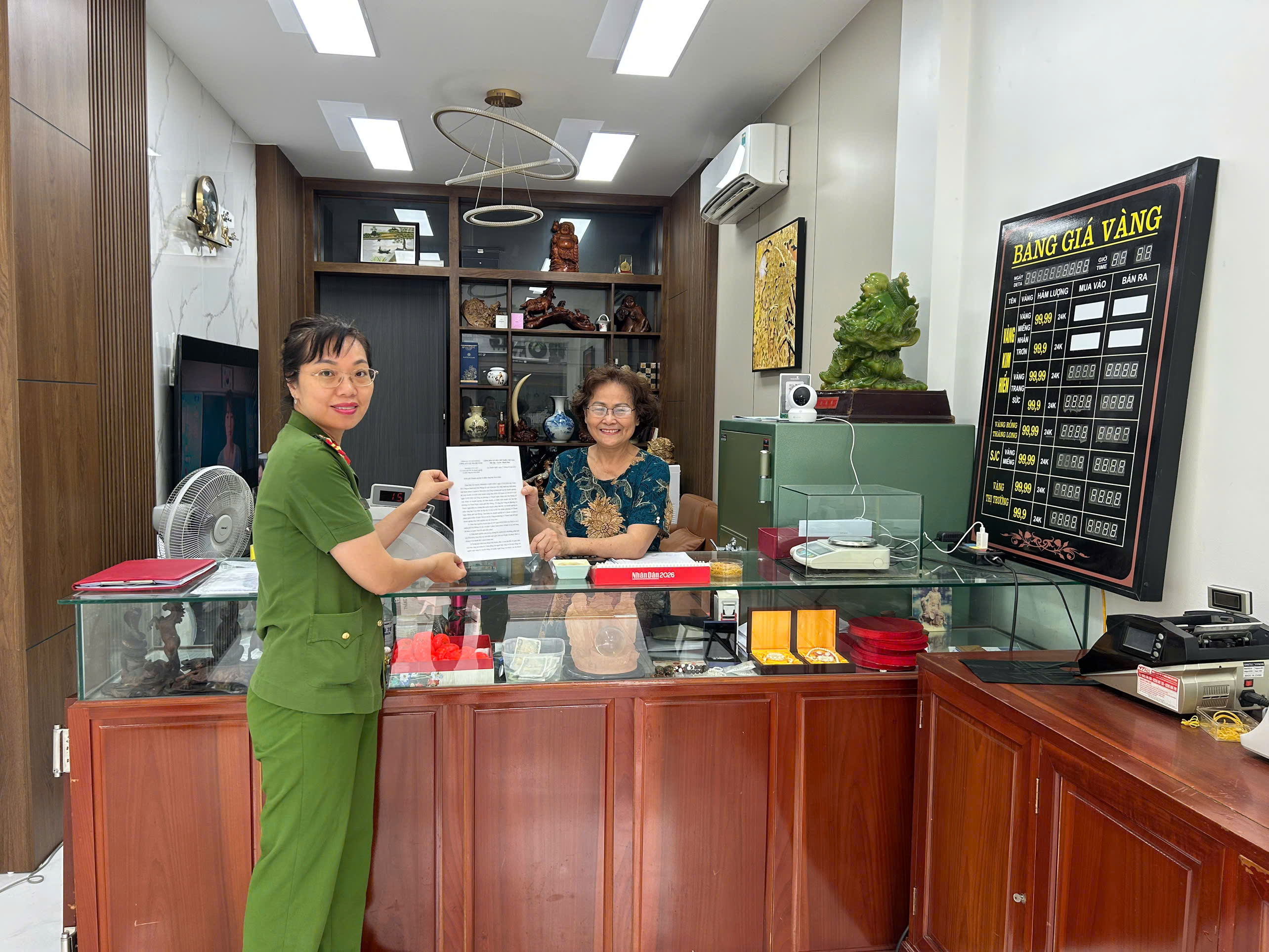 Công an phường Lê Thanh Nghị tăng cường kiểm tra, tuyên truyền pháp luật đối với doanh nghiệp, hộ kinh doanh trên địa bàn